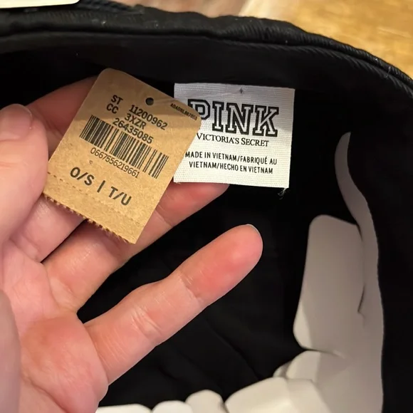 NWT Victoria’s Secret/Pink hat and sock 2pack - Picture 6 of 13